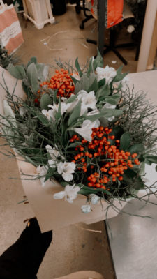 Bouquet rond (baies de Photinia, myrtille, alstromeria, laurier tin)