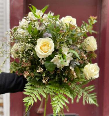 Bouquet rond décoratif (roses blanches avalanche, alstromeria, limonium, laurier tin, eucalyptus, fougères US, mimosa gris)