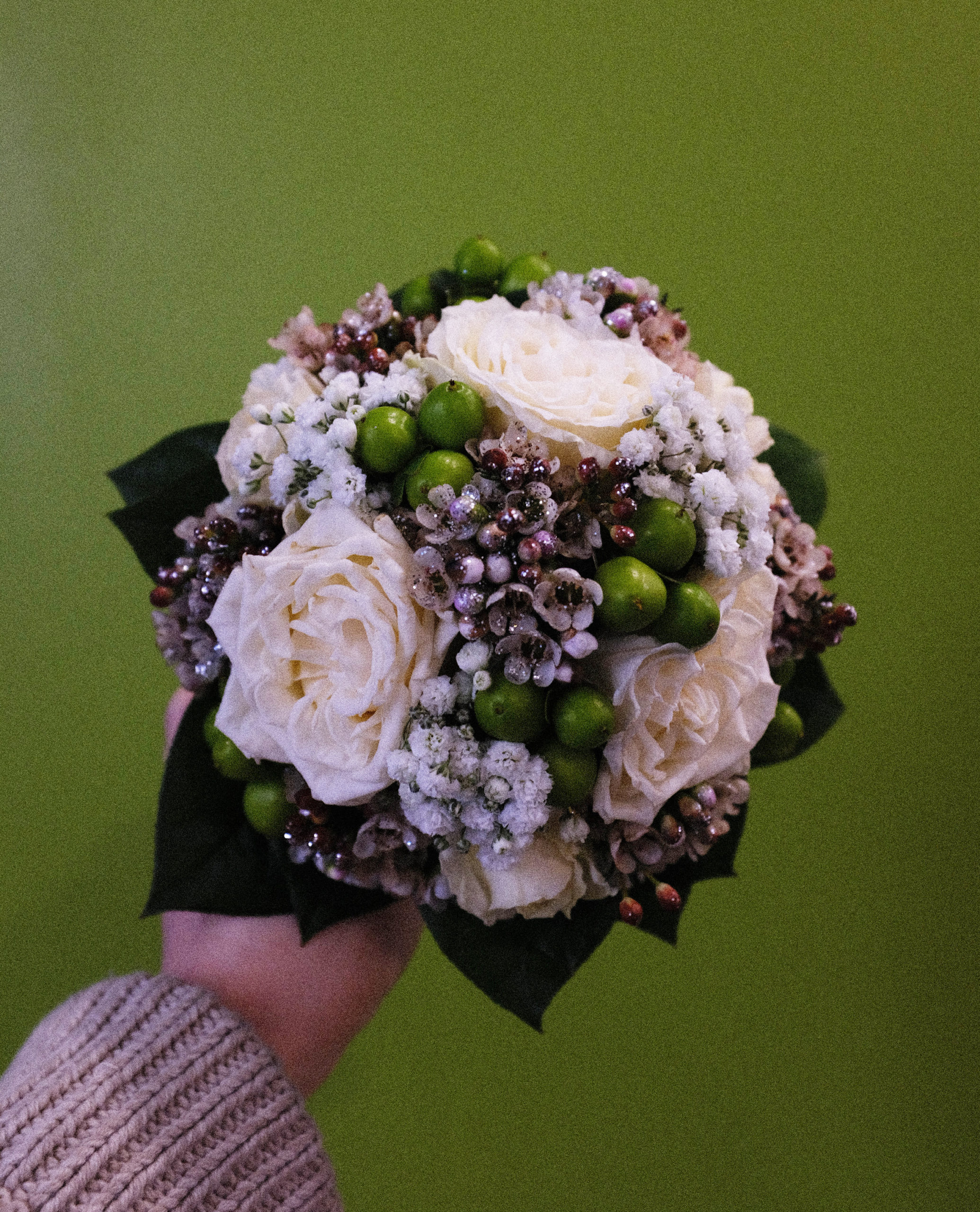Bouquet rond de demoiselle d'honneur (montage, vue de dessus) Gypsophile, hypericum, roses branchues, wax flower, salal)
