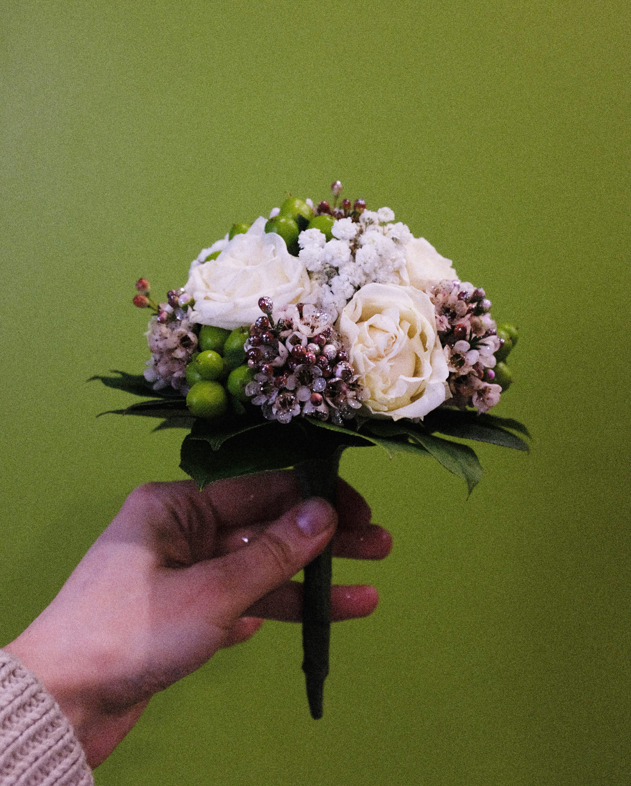 Bouquet rond de demoiselle d'honneur (montage, vue de profil) Gypsophile, hypericum, roses branchues, wax flower, salal)