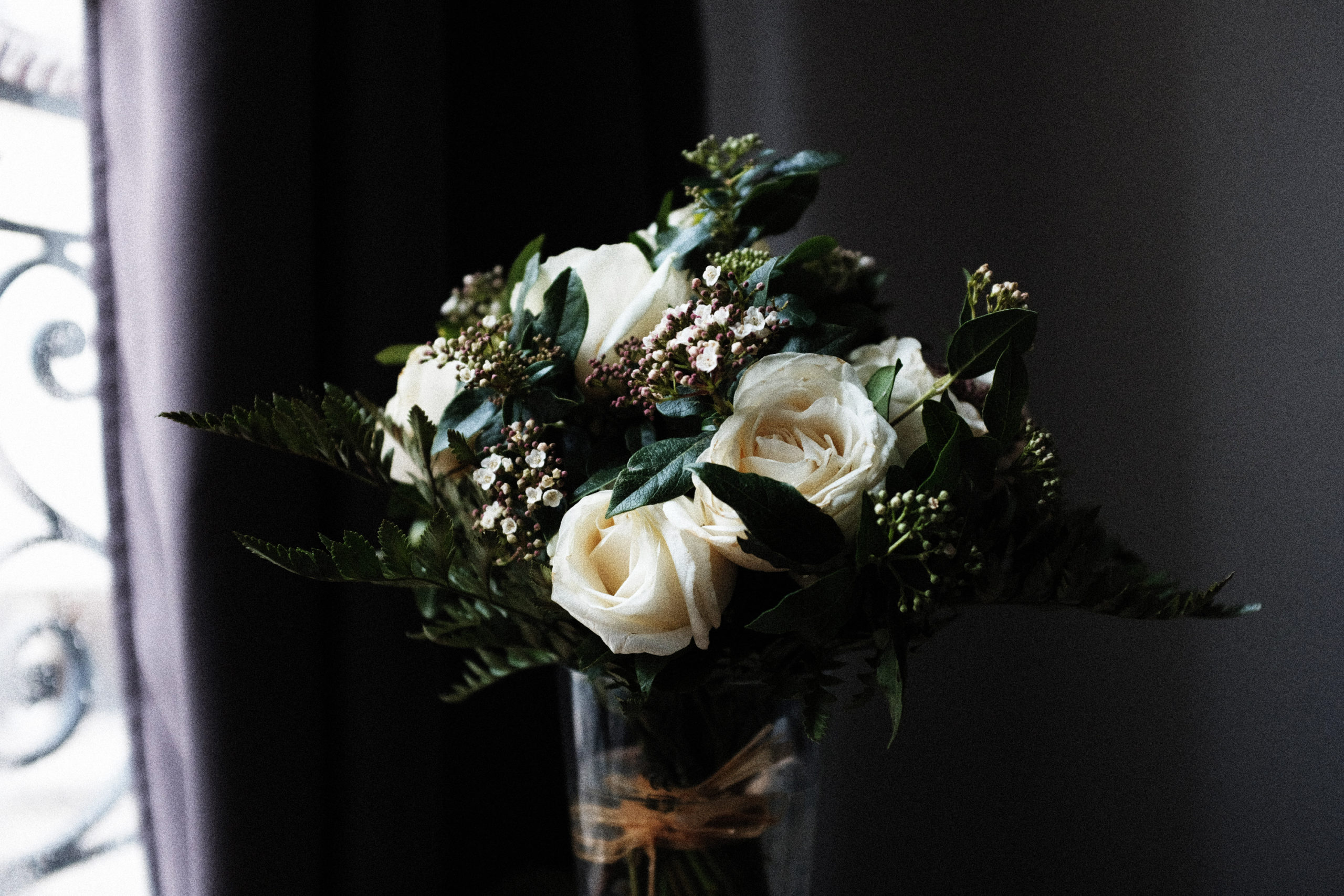 Petit bouquet rond de mariée (J+4, roses avalanche, laurier tin, fougères US)