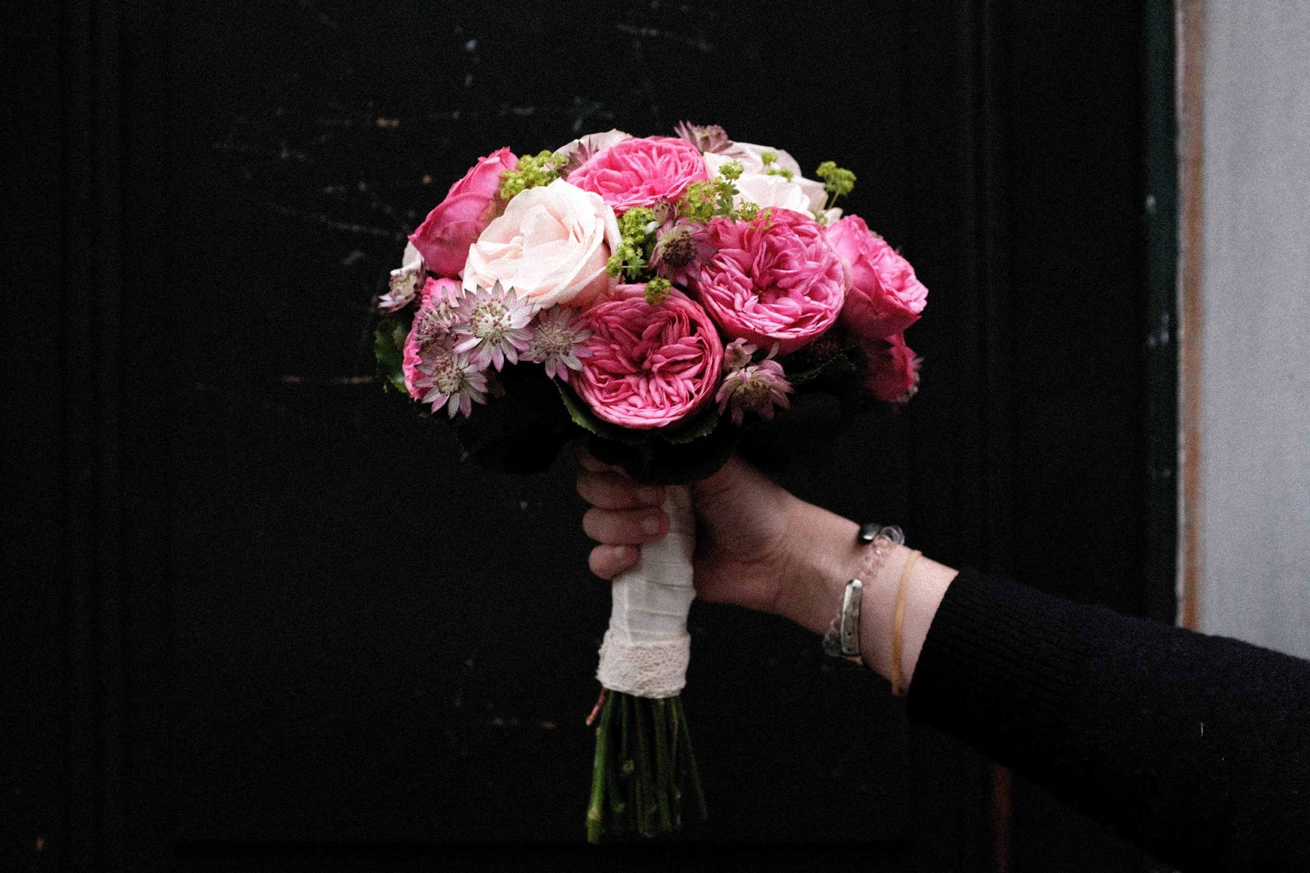 Bouquet rond strict de mariée (astrance, alchemille, roses piano pink, roses sweet avalanche, galax)