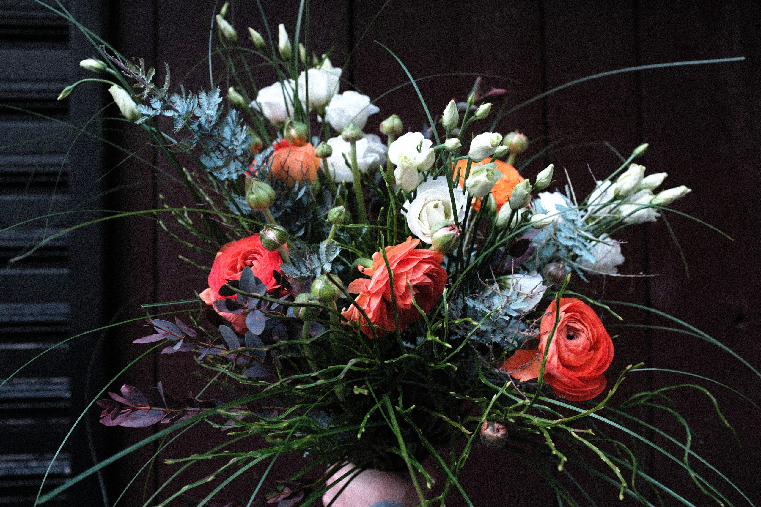 Bouquet rond (J+1, fleurs fraîches et feuillages)