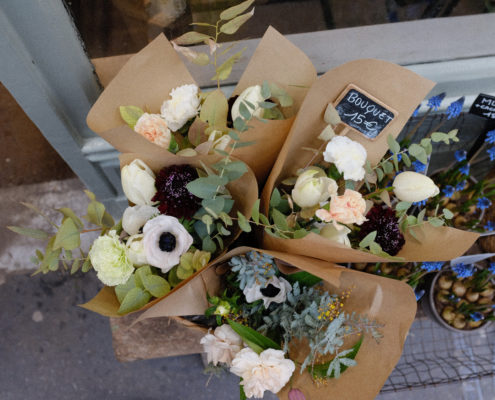 Composition de fleurs fraîches et emballage kraft (eucalyptus, scabieuse, tulipes, œillets, anémone). Valeur 15€.