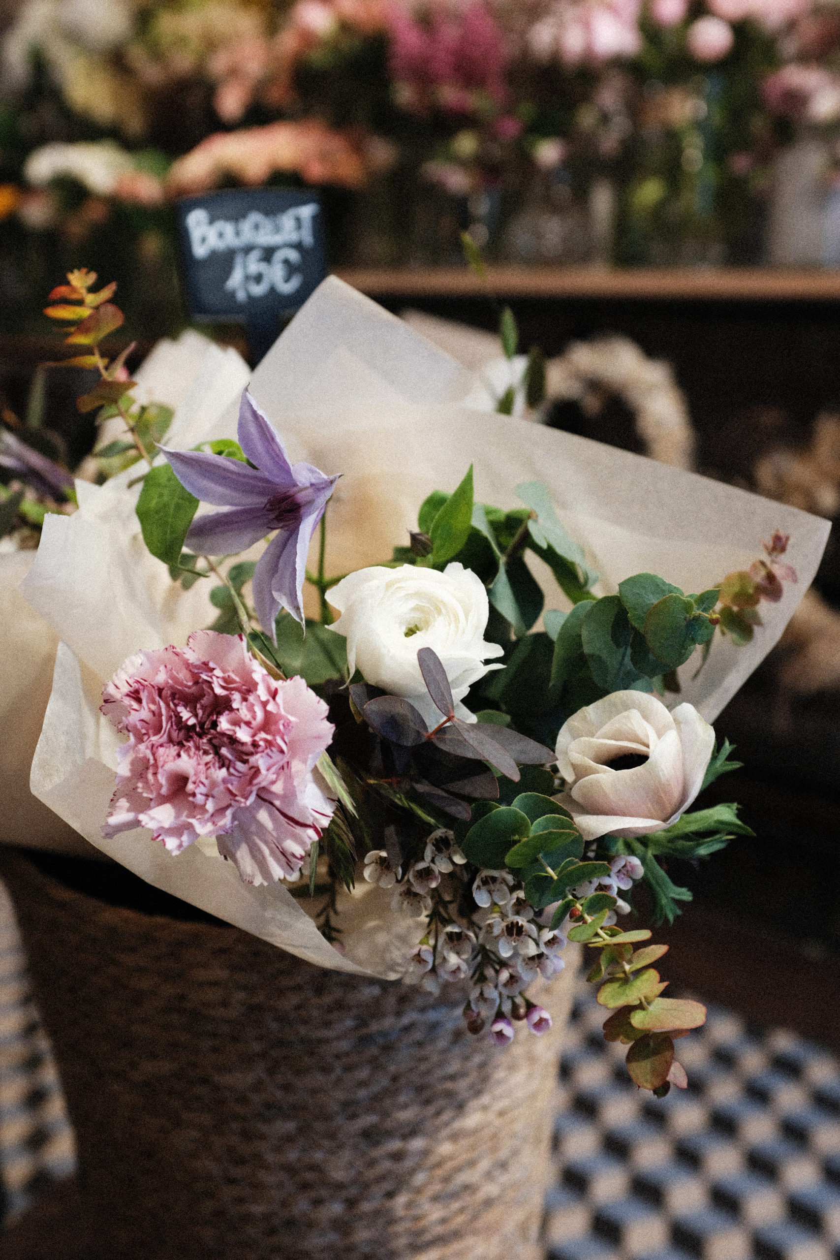 Composition de fleurs fraîches et emballage soie (eucalyptus, clématite, œillet, renoncule blanche, anémone mistral, wax flower), valeur 15€