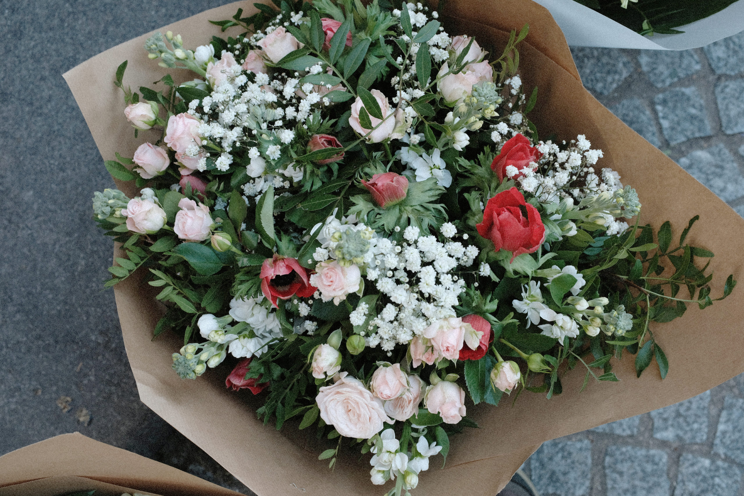 Composition de fleurs fraîches et emballage kraft (lentisque, ruscus, anémones, gypsophile, roses branchues, giroflées), valeur 40€