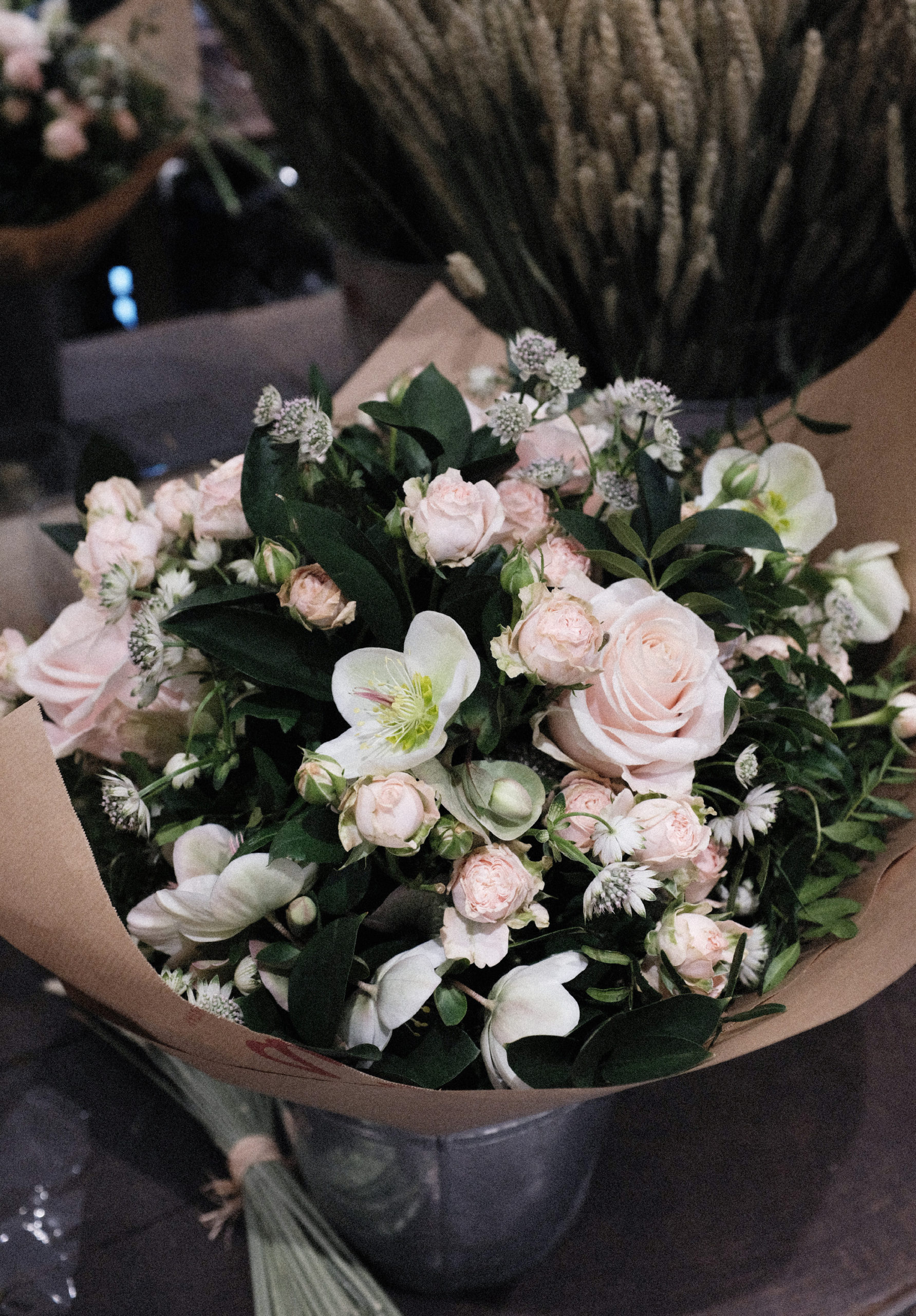 Composition de fleurs fraîches et emballage kraft (lentisque, ruscus, roses, hellébores, roses branchues, astrance), valeur 45€