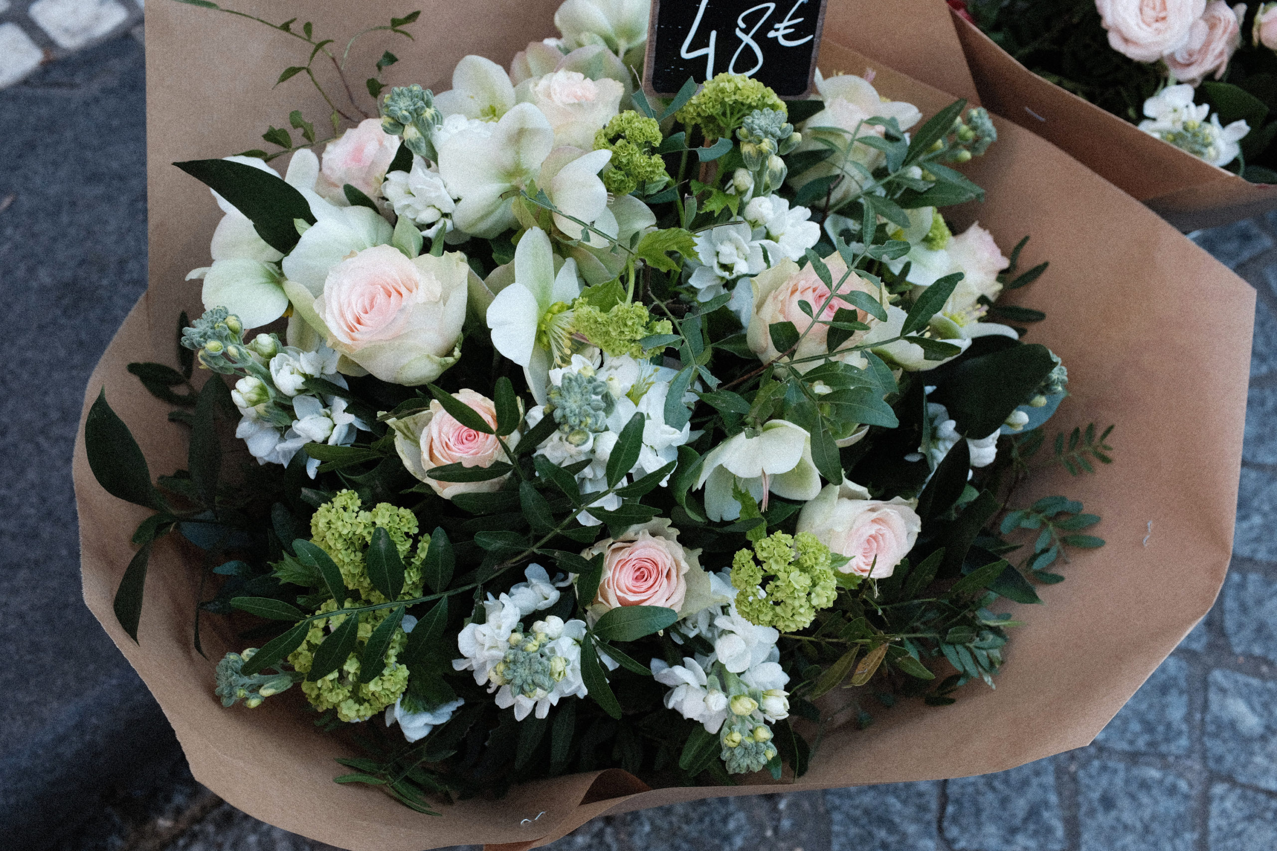 Composition de fleurs fraîches et emballage kraft (lentisque, ruscus, viburnum boule de neige, petites roses, giroflées, hellébores), valeur 48€