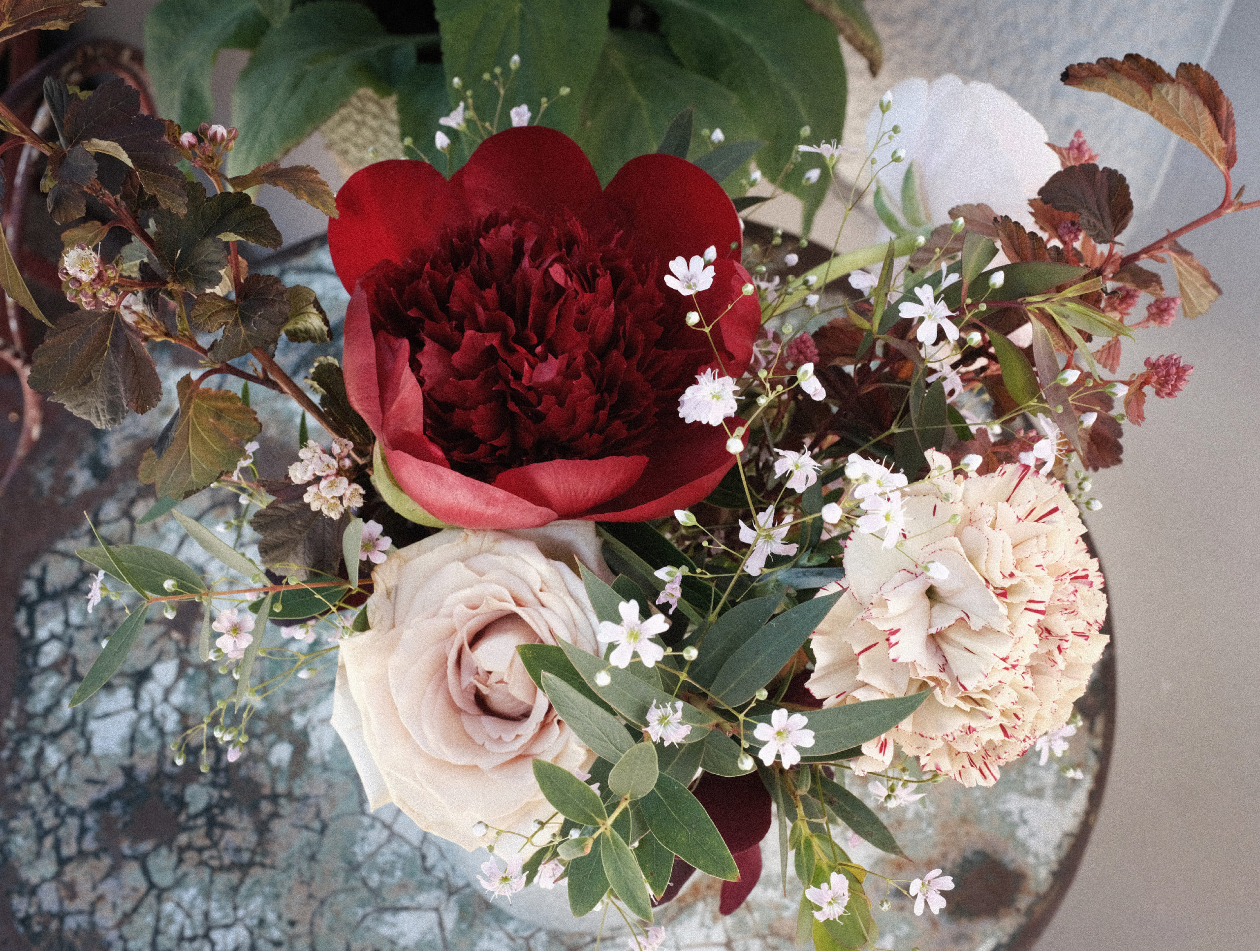 Bouquet (valeur 15€) : pivoine, rose, œillet, renoncule, physocarpus, gypsophile rampant, feuillage eucalyptus.