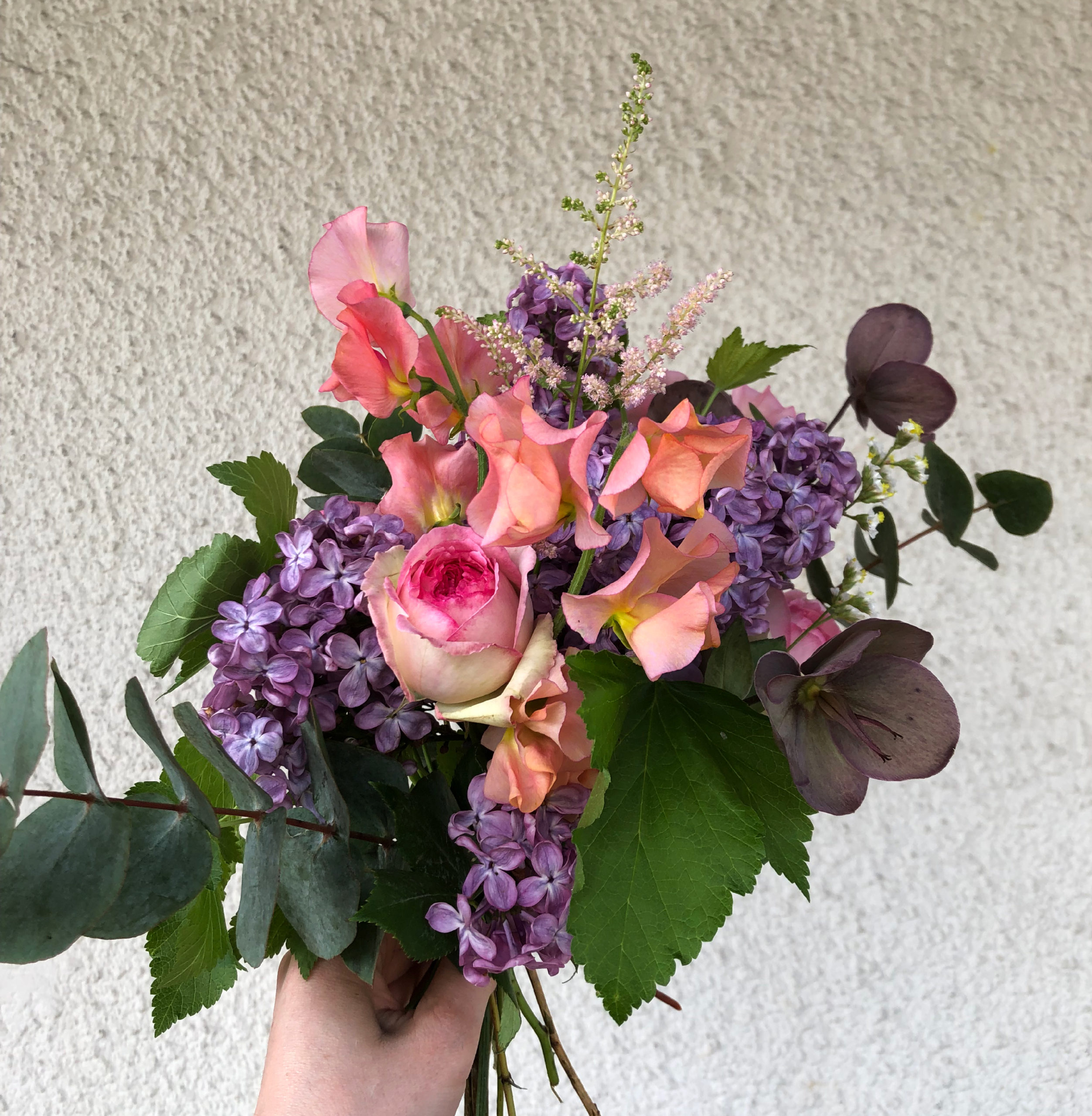 Bouquet (valeur 15€) : pois de senteur, roses Pierre de Ronsard, astilbe, lilas, hellébore, feuilage eucalyptus, cassis.