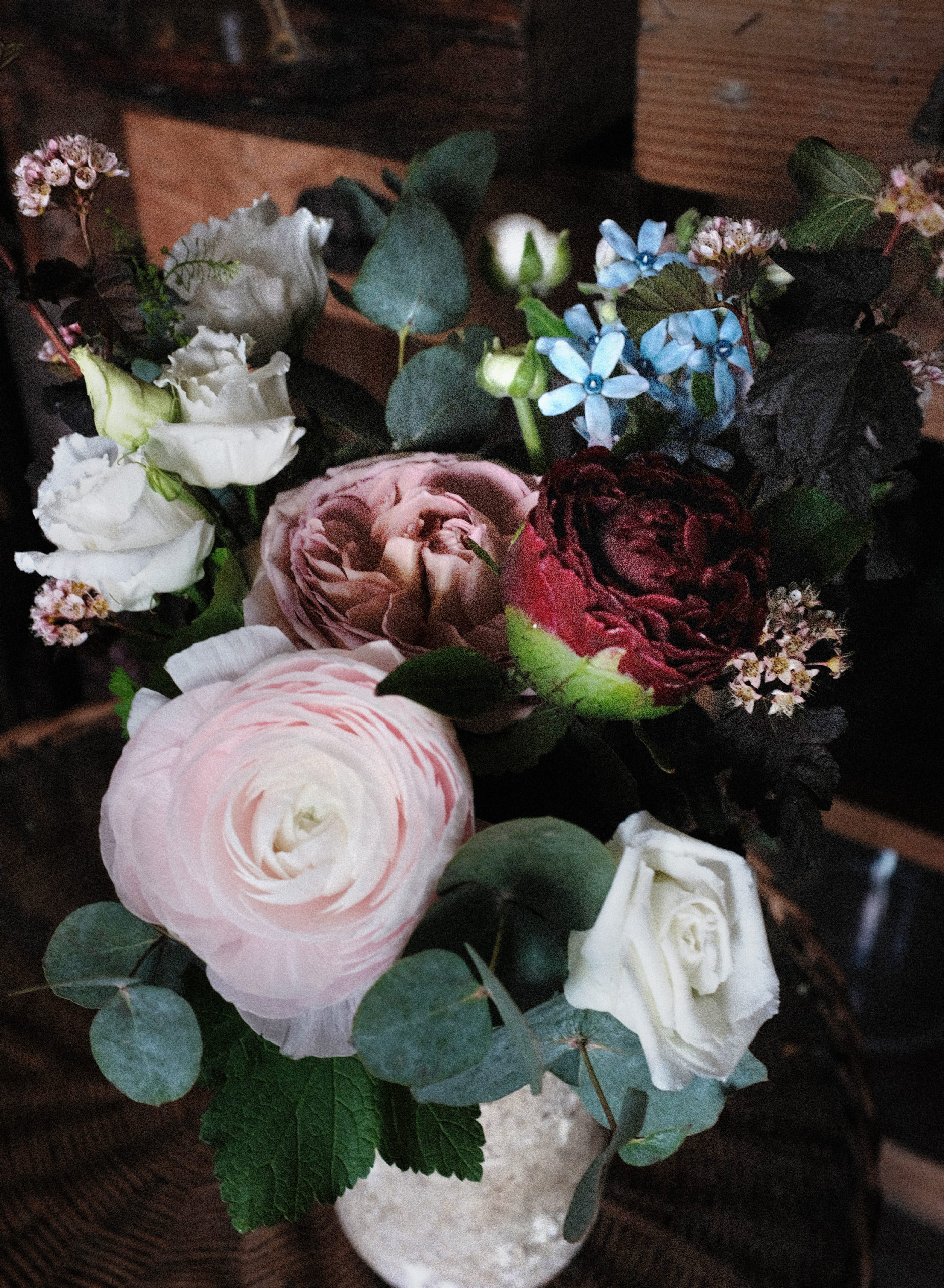 Bouquet (valeur 20€) : rose, pivoines, renoncule, lysianthus, physocarpus, feuillage cassis, eucalyptus.