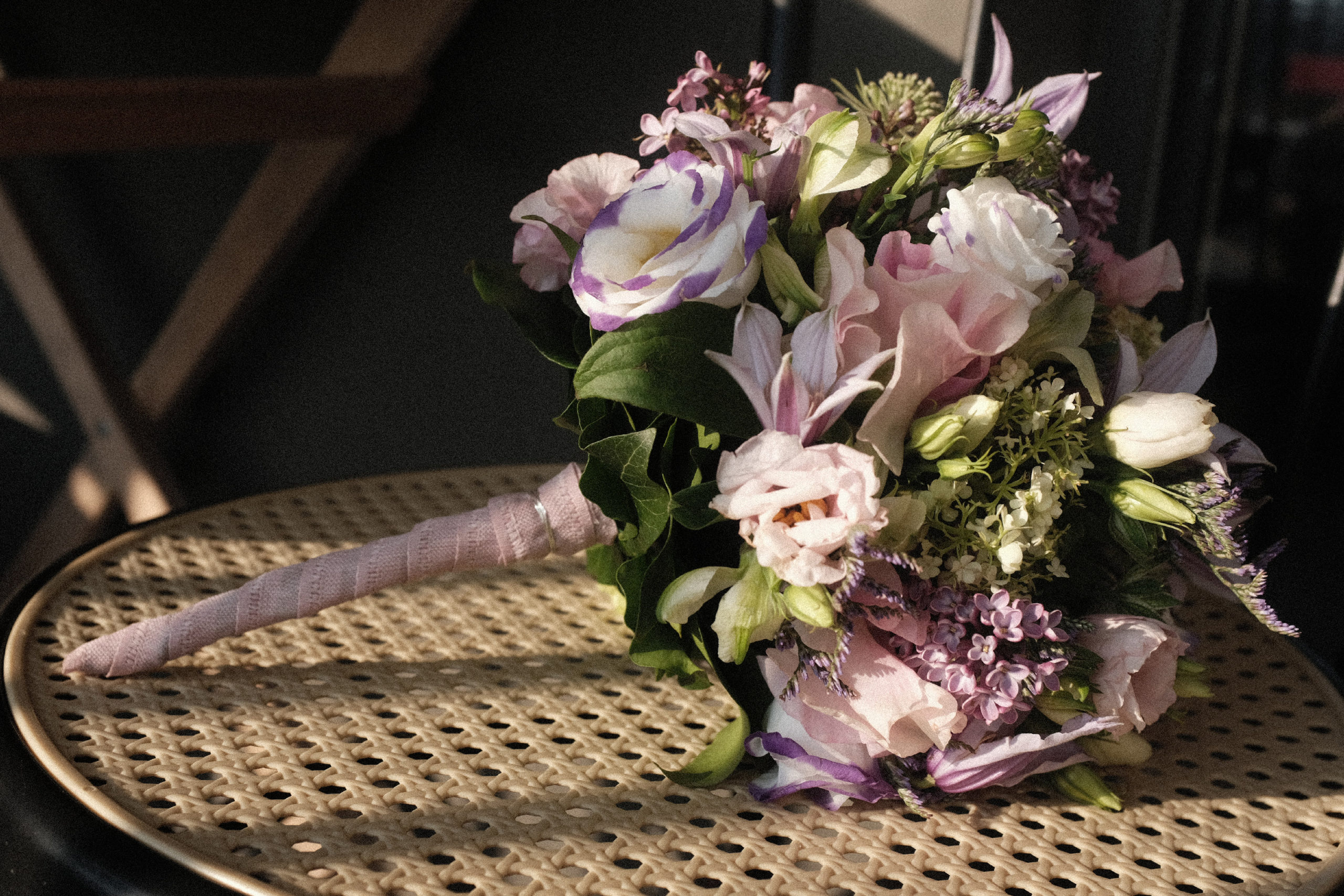 Bouquet de mariée piqué, technique du rayonnement. Les fleurs sont piquées dans une boule de mousse synthétique, piégée dans une structure en fil de fer épais floratapé.