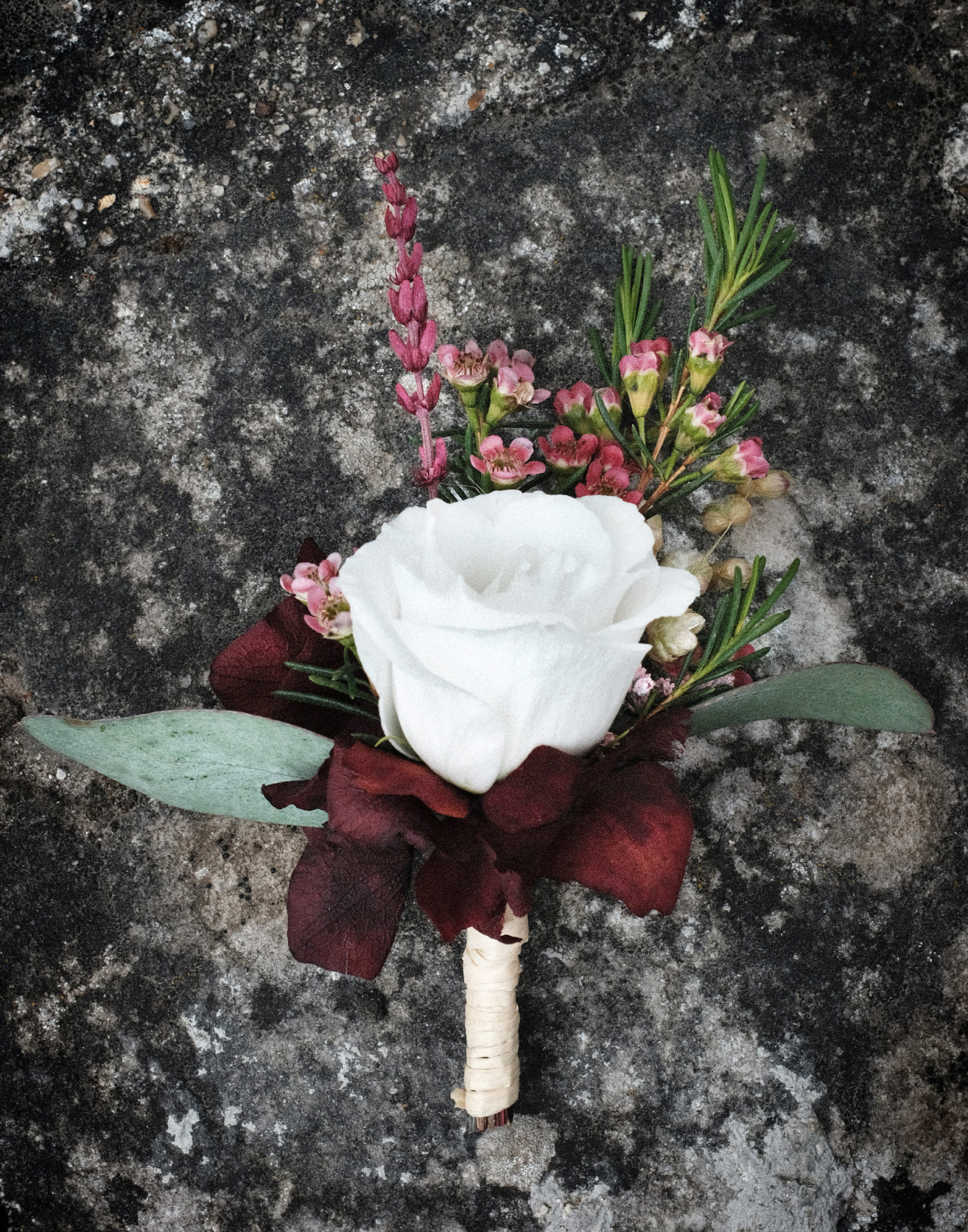 Boutonnière assortie à la couronne (lisianthus, wax flower, hortensia teinté, eucalyptus, lavande teintée séchée)